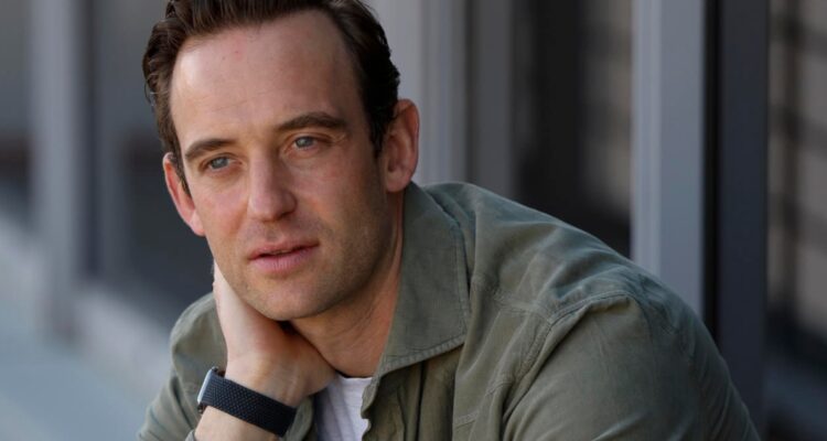 Joël Dicker, bestseller mundial: “Necesitamos ver a los padres leyendo libros, no en el teléfono”