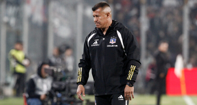 Jorge Almirón dirigiendo a Colo Colo