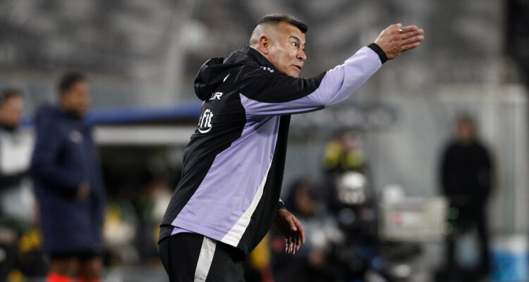 Jorge Almirón dirigiendo a Colo Colo en la última fecha de Copa Libertadores 2025