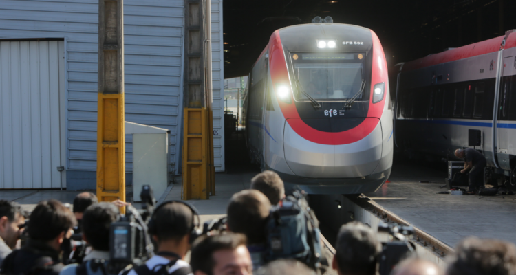 Joven de 18 años permanece en riesgo vital tras ser atropellado por tren de pasajeros en San Carlos