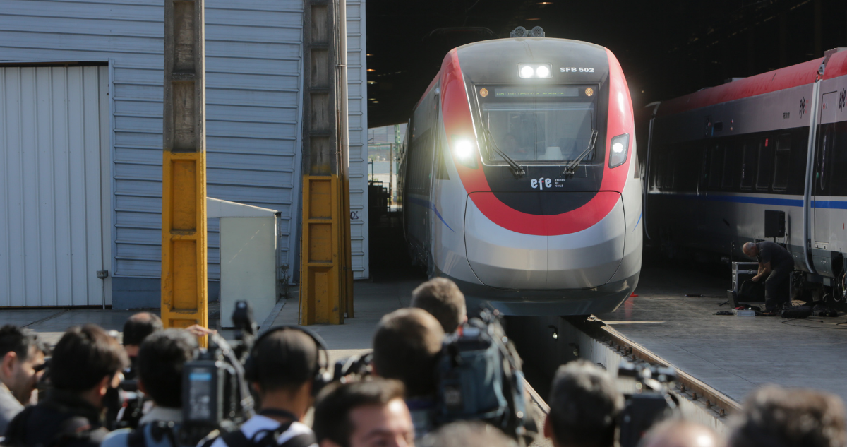 Joven de 18 años permanece en riesgo vital tras ser atropellado por tren de pasajeros en San Carlos
