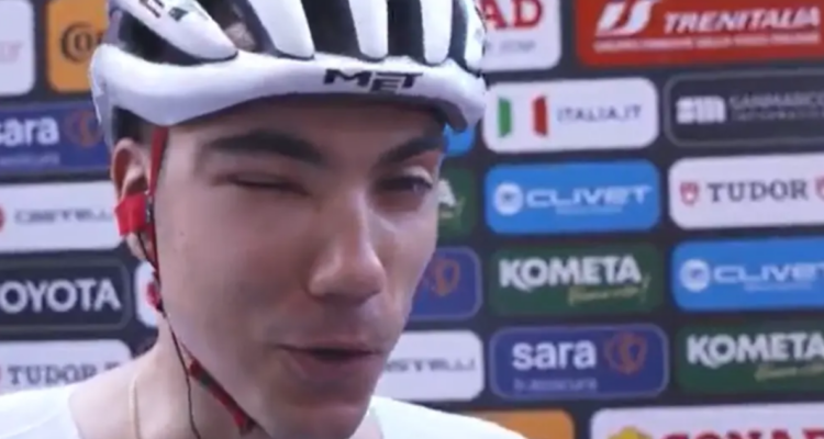 Picó en el ojo: ciclista Juan Ayuso abandona el Giro de Italia por culpa de una avispa