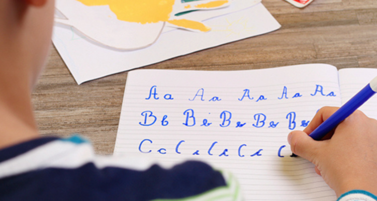 ¿Te cuesta aprender? Entonces deberías dejar de teclear y comenzar a escribir a mano, explica experto