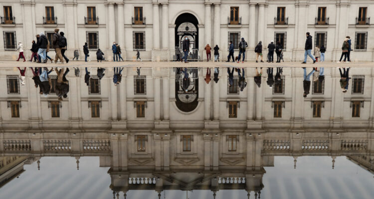 Para ahorrar: El Gobierno analizaría eliminar bonos y subsidios para reducir así el gasto público