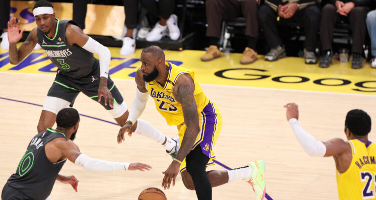 LeBron James jugando contra los Minnesota Timberwolves en los playoffs de la NBA