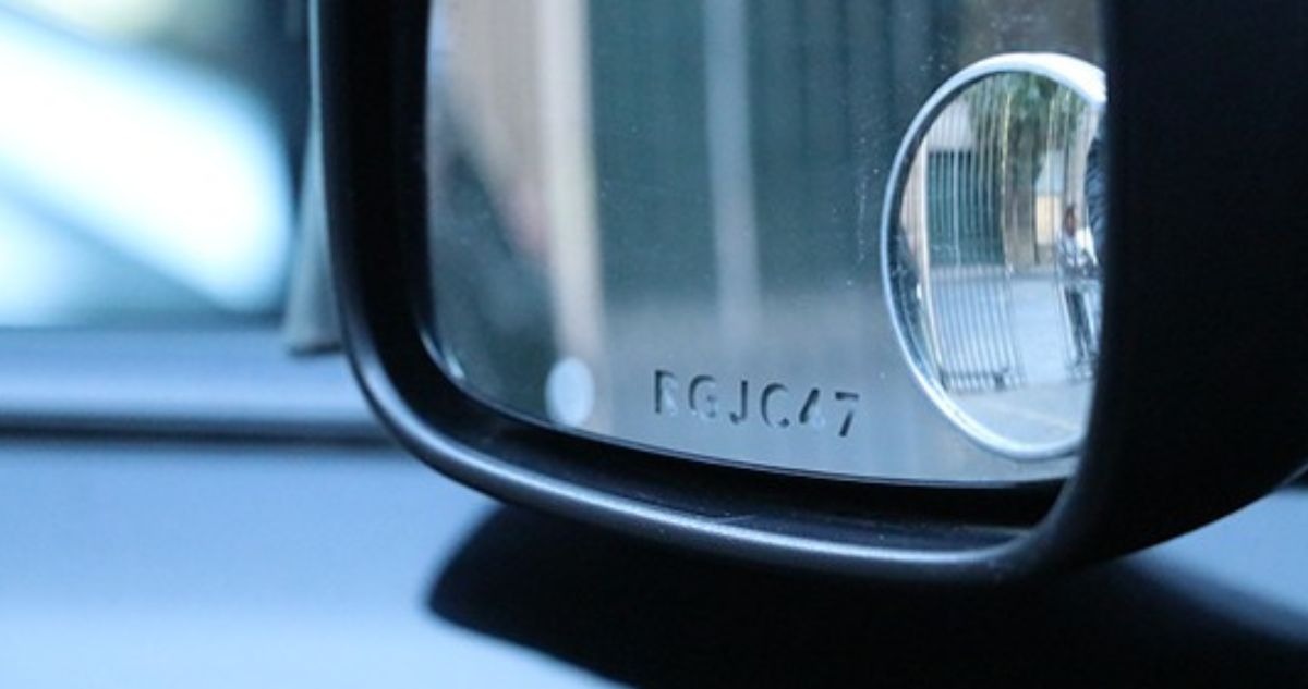 Cómo debe ser el grabado de patentes según la ley, cuántos espejos, vidrios y ventanas se deben grabar y cómo son las características.