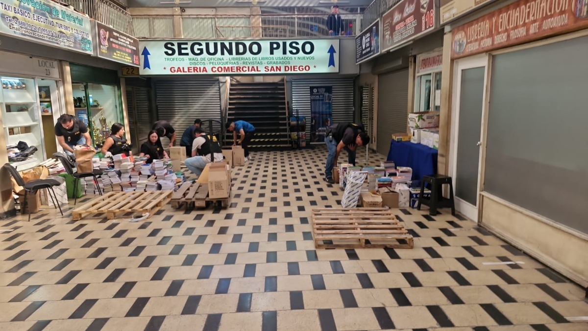 Incautan más de 30 mil libros piratas en calle San Diego: equivaldrían a 420 millones de pesos