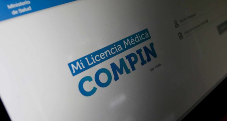 Senador Castro asegura que funcionarios públicos faltan "32 días al año" por licencia médica