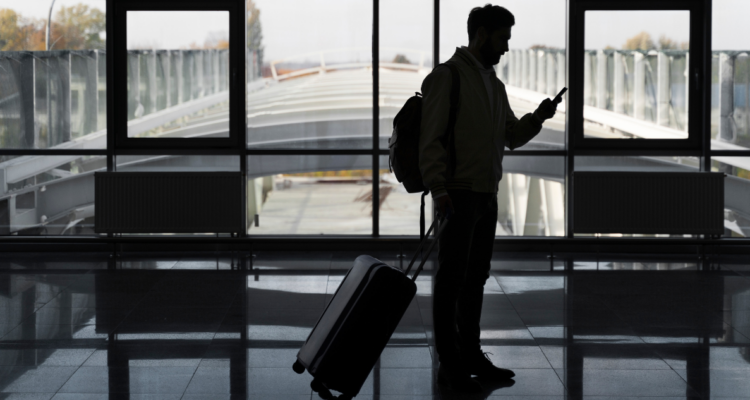 Sano para viajar, enfermo para trabajar. Análisis de José Francisco Lagos, de Pivotes, por fraude de licencias médicas