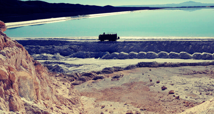 Empleos y millones de dólares: Esto perdió Chile con fuga de los 2 proyectos de litio de firmas chinas