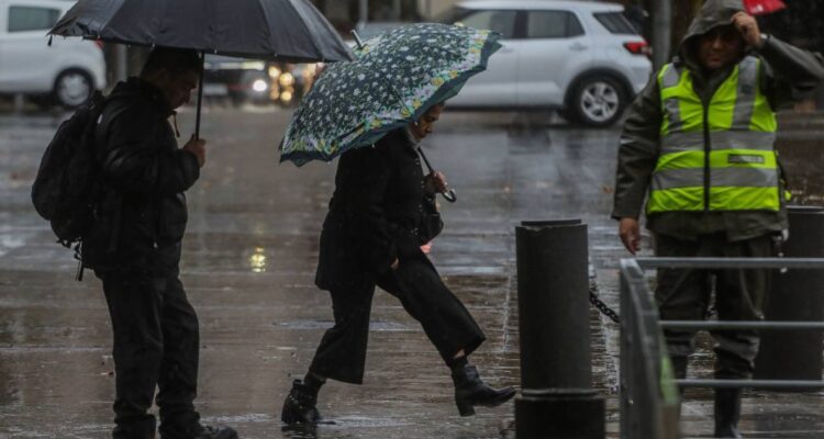 Se esperan lluvias para Santiago este fin de semana: ¿Cuándo y en qué comunas caerá agua?