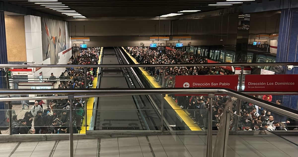 Línea 1 del Metro sufre nuevos retrasos en su frecuencia y provoca caos por aglomeración de pasajeros