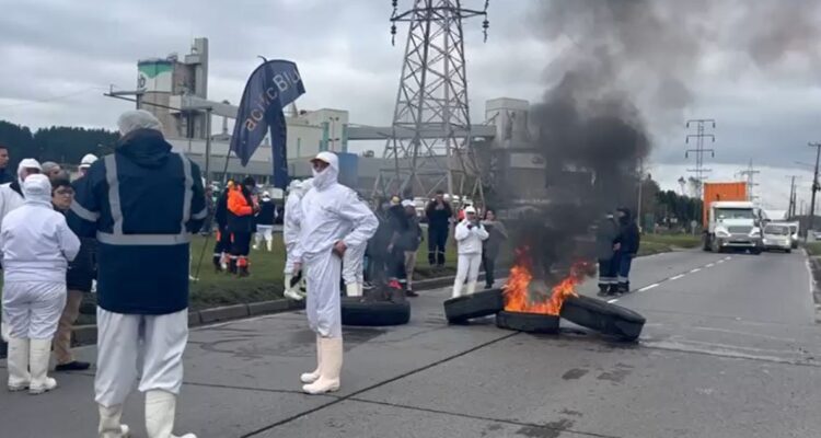 Trabajadores de PacificBlu se manifiestan en Talcahuano tras anuncio del fin de sus operaciones
