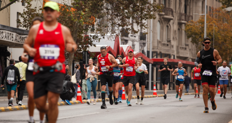 Cortes y desvíos de tránsito por la Maratón de Santiago 2025: revisa calles, horarios y comunas