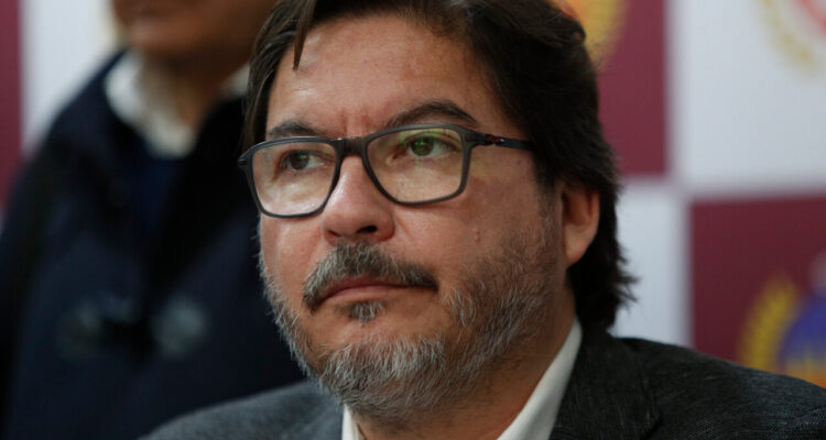 Barraza (PC) acusa “intento de desprestigio” y descarta uso de licencia para viajar al extranjero