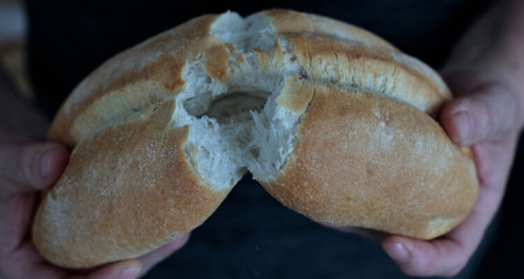 Foto de una marraqueta para ilustrar nota sobre el pan con vitamina D