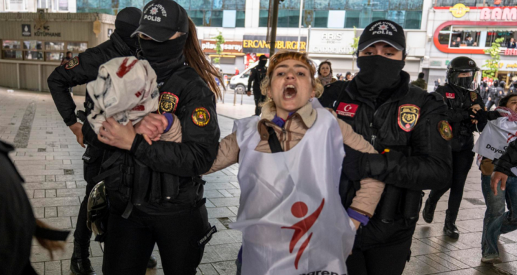 Más de 200 personas son detenidas al tratar de manifestarse por el 1 de Mayo en Turquía