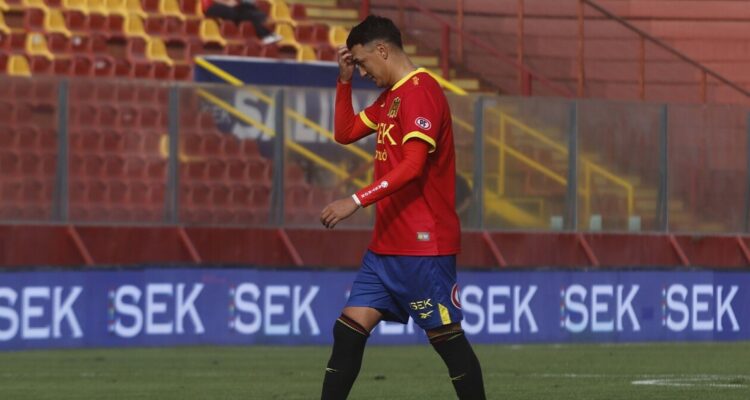 Matías Suárez fue expulsado a los 8 minutos de partido ante Everton en Liga de Primera.