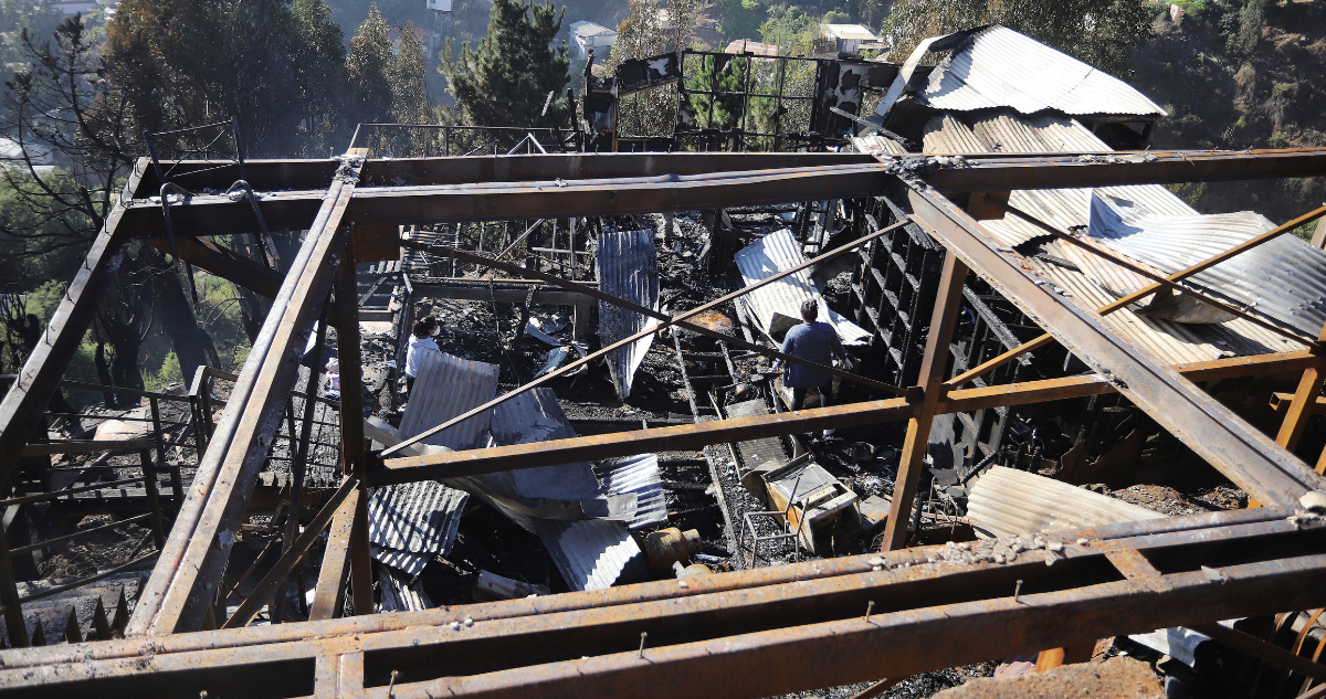 Escombros de megaincendio en Valparaíso por reformalización de acusados