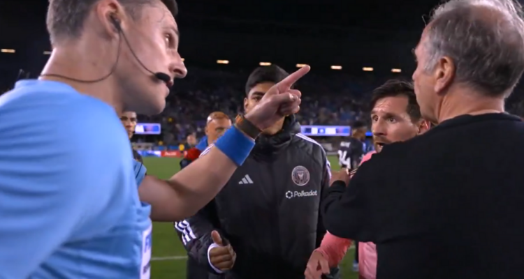 Messi tiene todo permitido: fingió una falta, encaró a árbitro por no cobrarla y sólo recibió amarilla