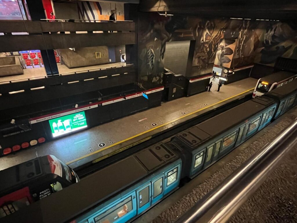 Problemas en el Metro: estallido en Universidad de Chile provoca cierre de estaciones en Línea 1