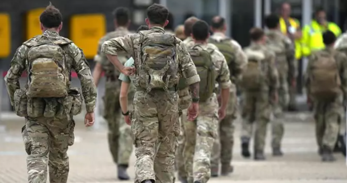 Militares británicos tras regresar de Afganistán