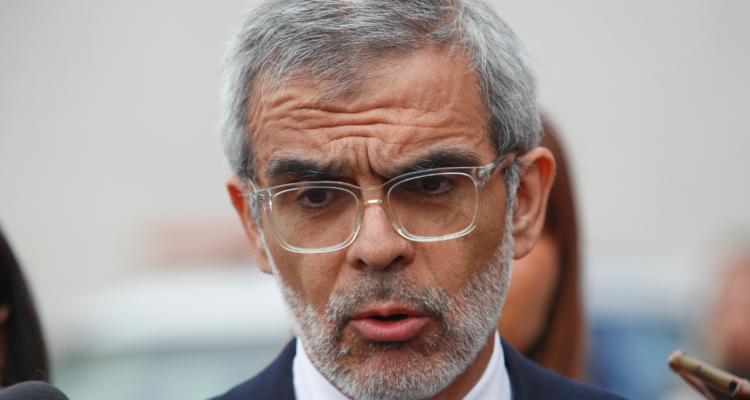 Ministro Cordero desestima tesis del espionaje político a Boric planteada por el Frente Amplio