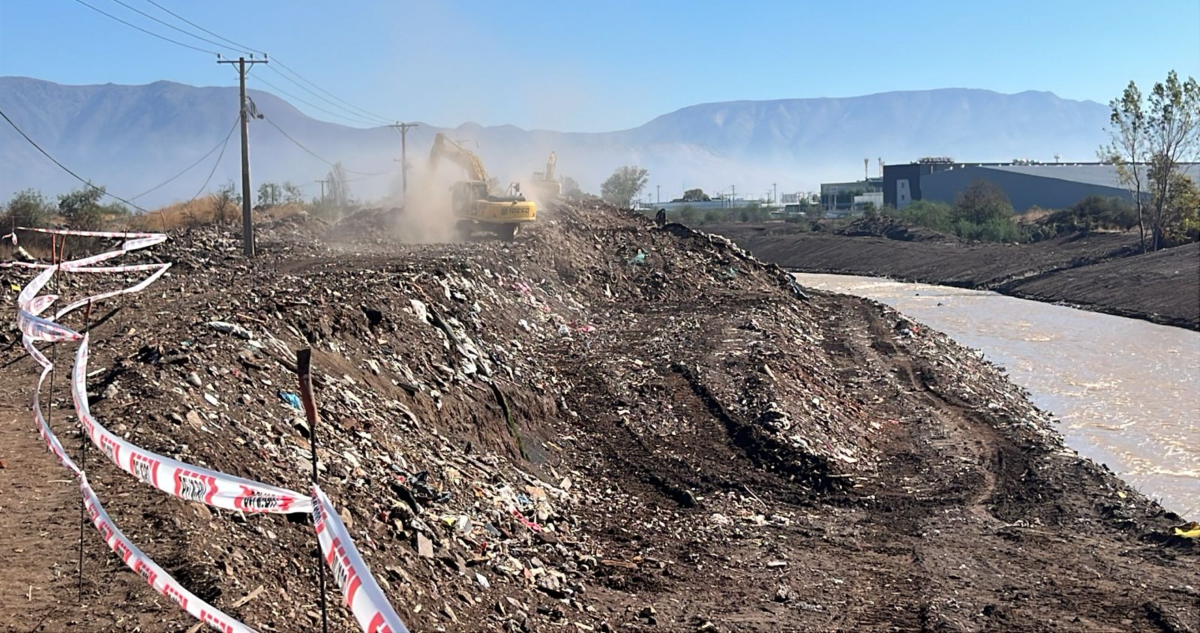 MOP retira más de 2.400 toneladas de basura del Río Mapocho en cercanías del Aeropuerto de Santiago