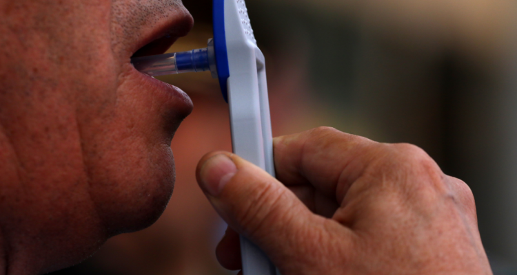 Conductor del transporte público del Bío Bío siendo sometido a narcotest