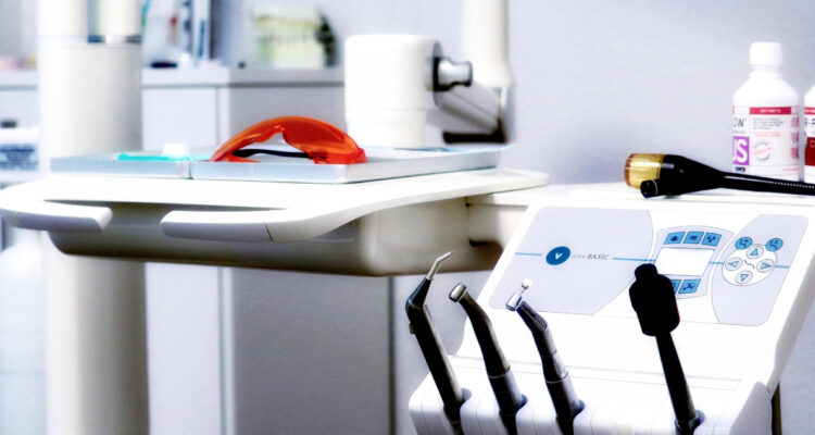 Fiscalía acredita negligente procedimiento dental en Hospital de Coronel y formaliza a odontólogo