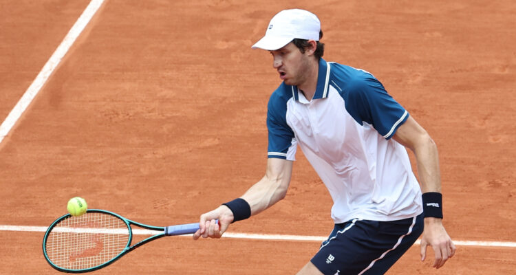 Nicolás Jarry en su duelo ante Arthur Fils en Roland Garros 2025
