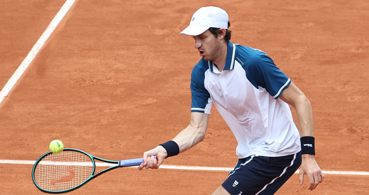 Nicolás Jarry en su duelo ante Arthur Fils en Roland Garros 2025