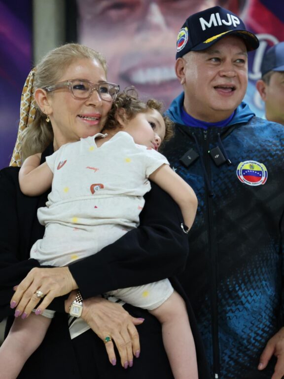 Diosdado Cabello (d), junto a la primera dama, Cilia Flores, y la niña Maikelys Espinoza
