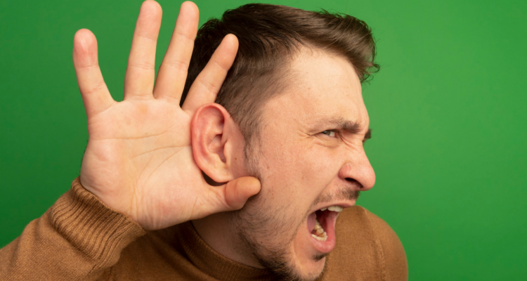 Persona mostrando su oreja en referencia a la función original que tenía el oído