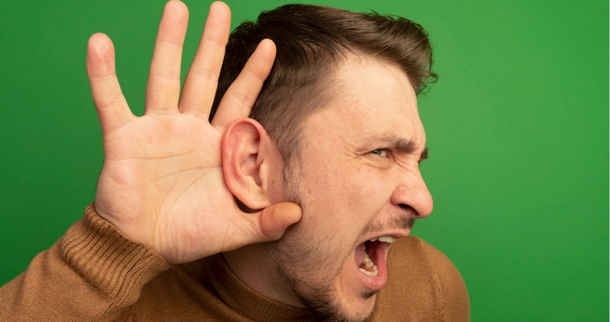 Persona mostrando su oreja en referencia a la función original que tenía el oído