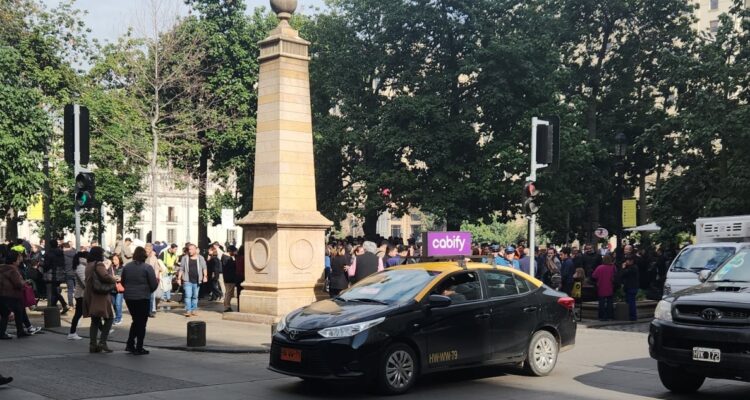 Evacuan La Moneda y diversos edificios por intenso olor a gas en el centro de Santiago