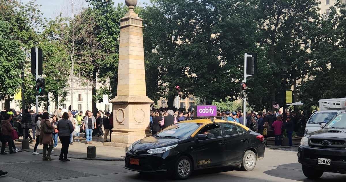 Evacuan La Moneda y diversos edificios por intenso olor a gas en el centro de Santiago