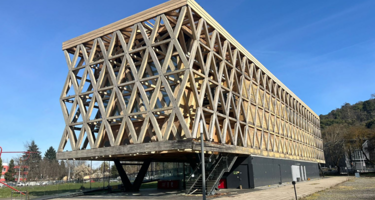 Pabellón de La Araucanía por aplazamiento de entrega de informe sobre su estado