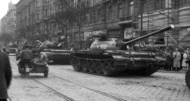 Tanques soviéticos T-54 en Budapest el 31 de octubre de 1956