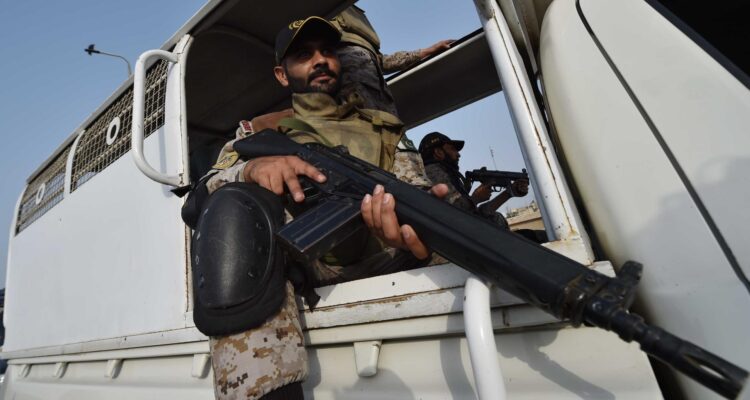 Militar pakistaní haciendo guardia en el puerto de Karachi