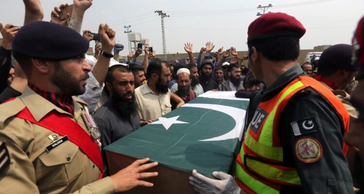Pakistán autoriza “respuesta apropiada” al ataque aéreo de India: hay 26 civiles muertos