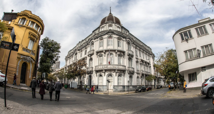 Buscan salvar el Palacio de Larraín ante inminente cierre: volverá a ser un conventillo para arriendos