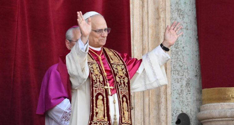 El nuevo papa León XIV, el cardenal estadounidense Roberto Francisco Prevost, bendice a los fieles