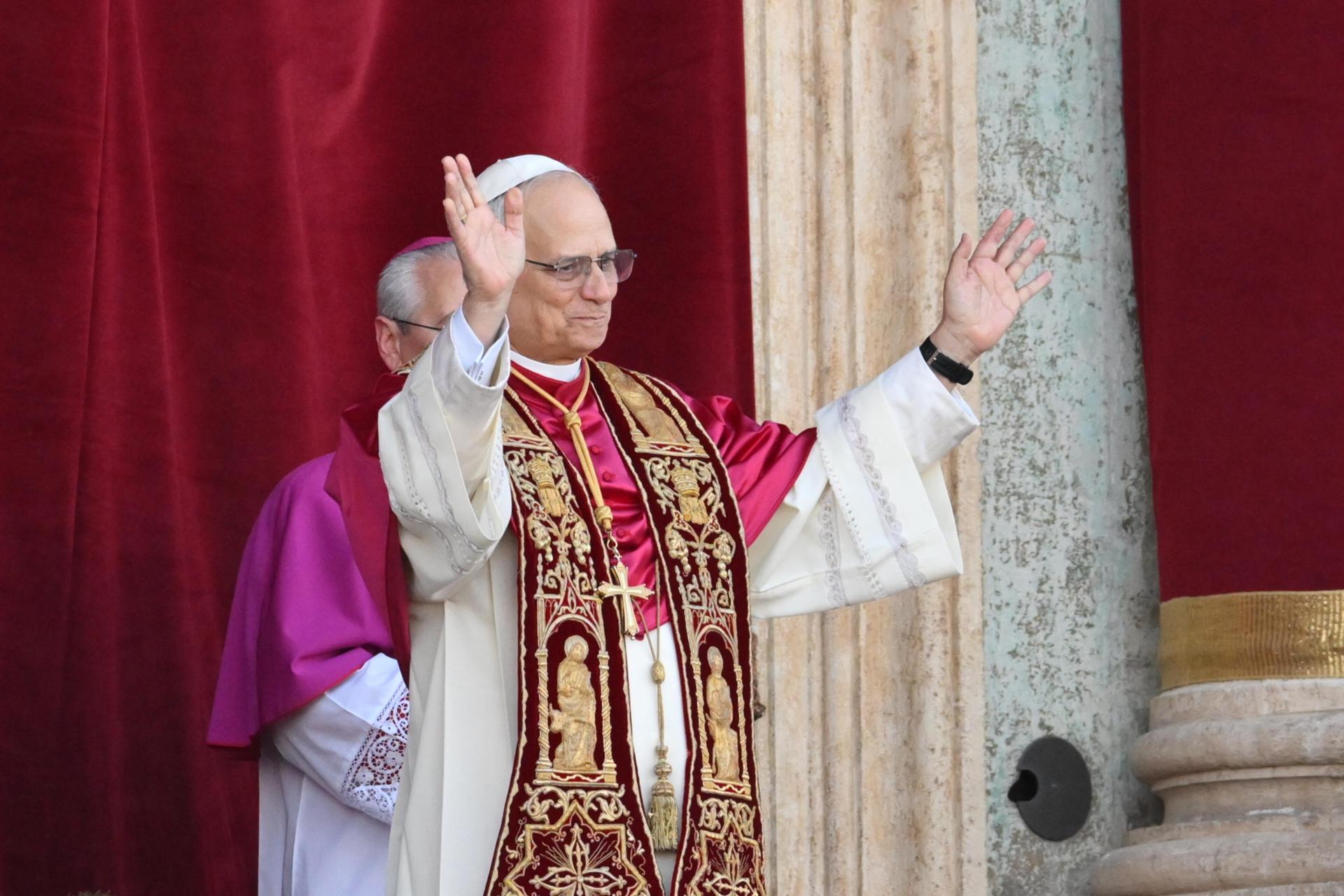 El nuevo papa León XIV, el cardenal estadounidense Roberto Francisco Prevost, bendice a los fieles