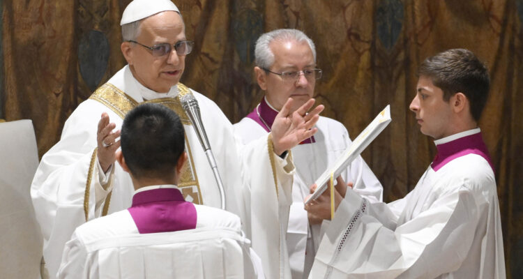 El papa León XIV oficia este viernes, su primera misa en la Capilla Sixtina