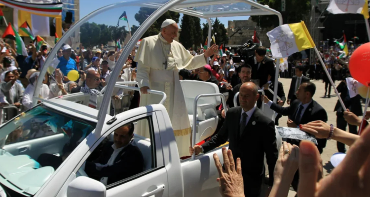 Papa Francisco dona Papamóvil