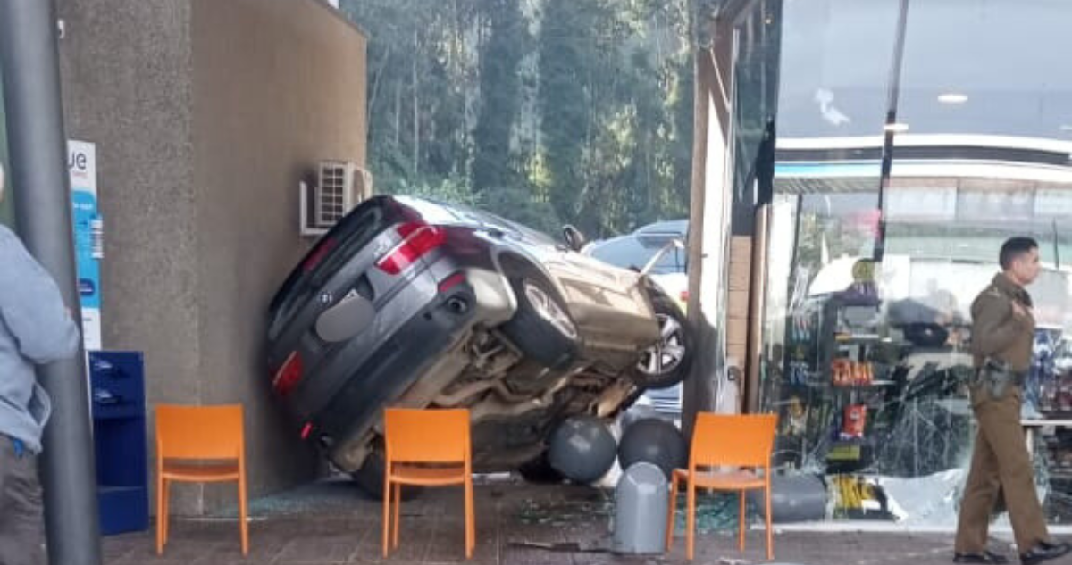 Adultos mayores terminan chocando un pronto copec
