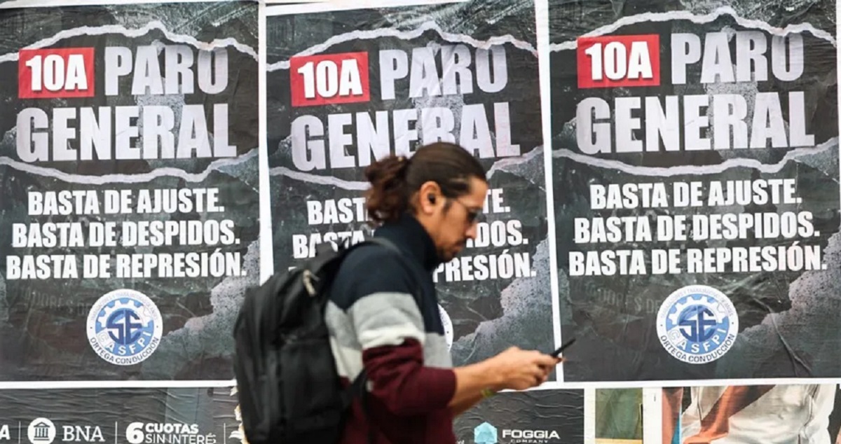 Pancartas que anunciaban jornada de paro nacional en Buenos Aires, Argentina.