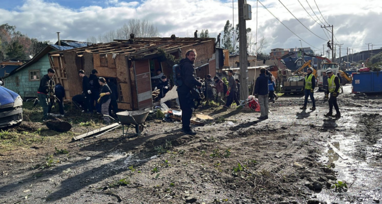 Retiro de escombro por casas catastradas tras paso de tornado en Puerto Varas