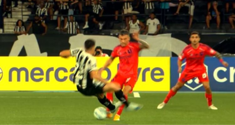 Cunha de Botafogo expulsado tras fuerte patada a Charles Aranguiz